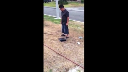 Son fils rentre avec de mauvaises notes, regardez la punition qu'il lui met !