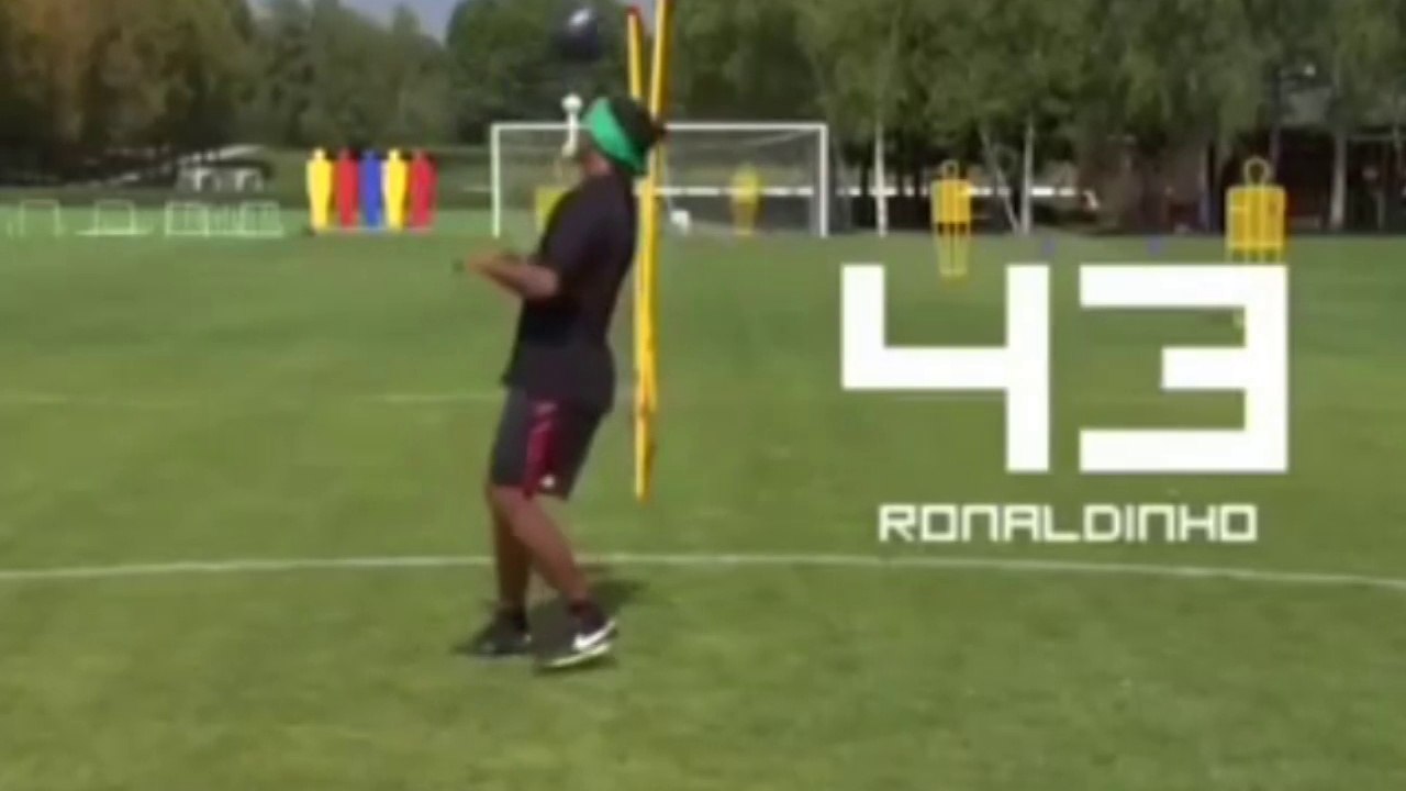 Quand Ronaldinho faisait 44 jongles les yeux bandés