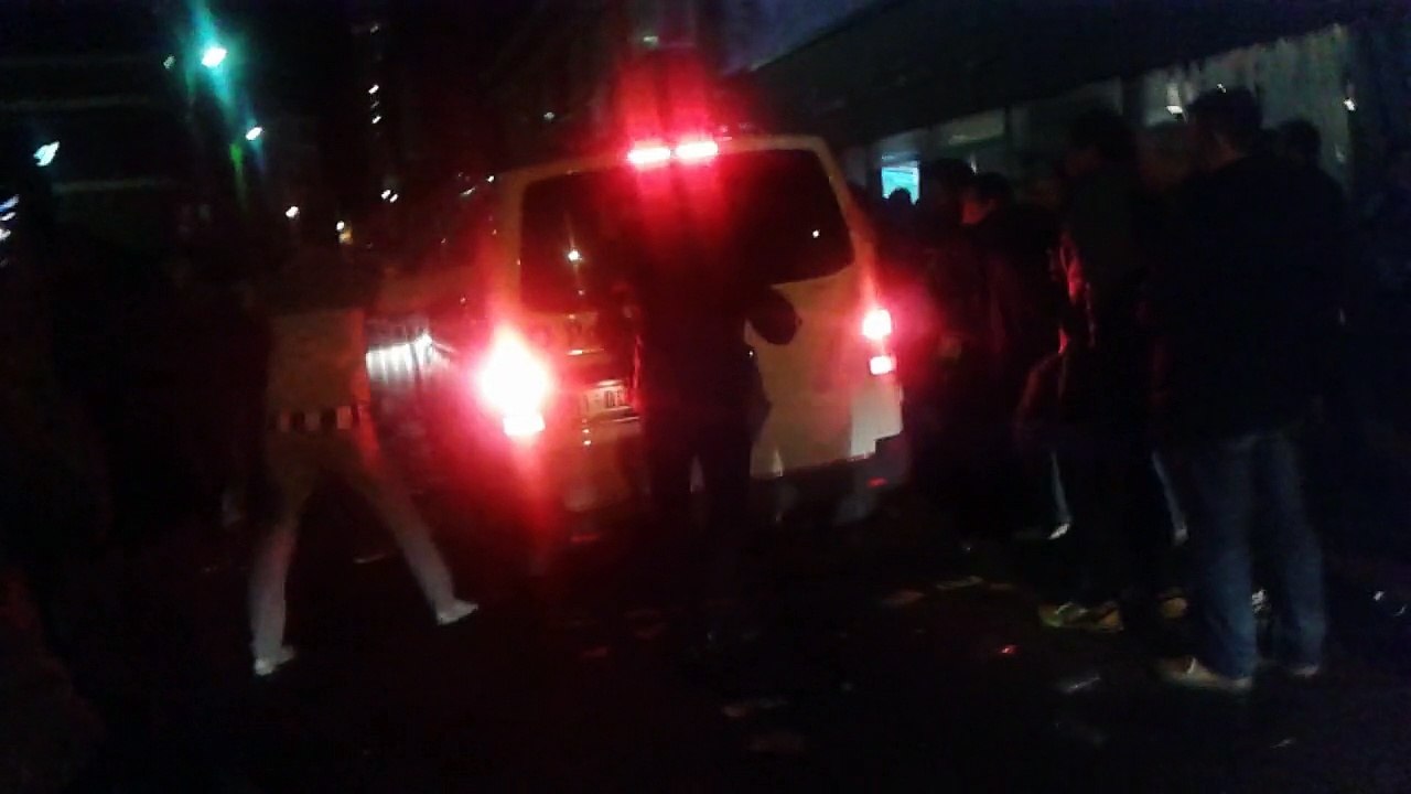 Supporters carolos et combi de policiers