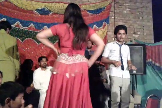 Pakistani Desi Girl Wedding Dance 2015 (Saraiki HD Songs)