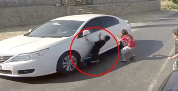 Küçük Çocuk Arabanın Altında Sürüklendi