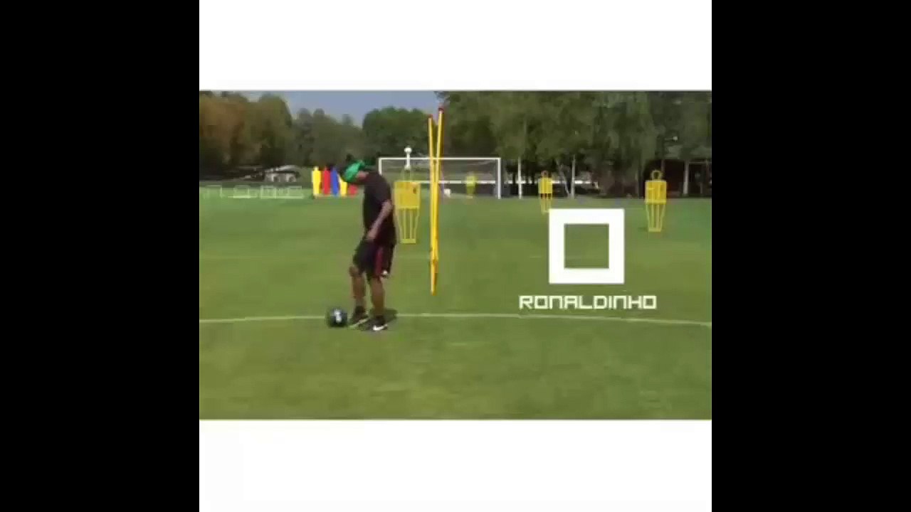 Ronaldinho réussit 44 jongles les yeux bandés