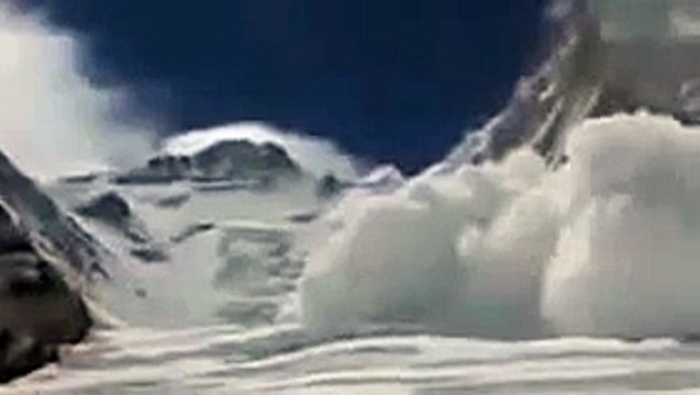 Nepal earthquake triggers Everest avalanche, climbers at risk 2015