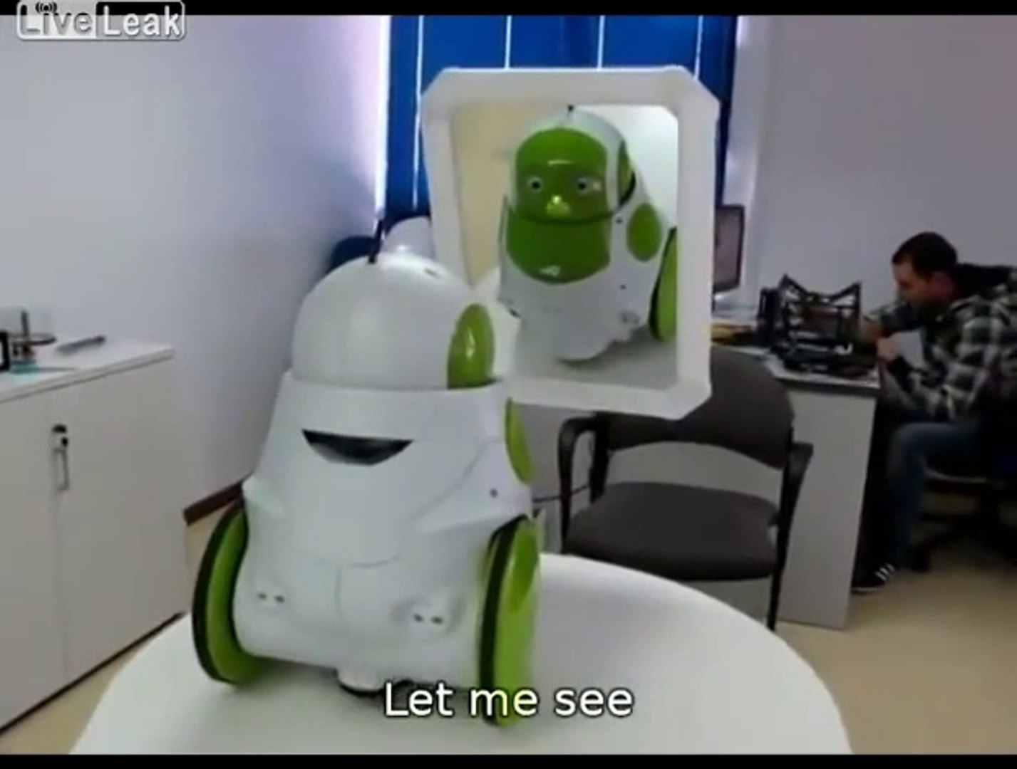 Un robot intelligent se voit pour la première fois dans le miroir