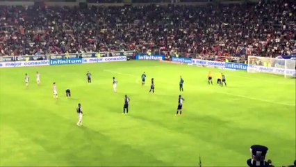 Ronaldinho salió de cambio y se fue directo a los vestidores.