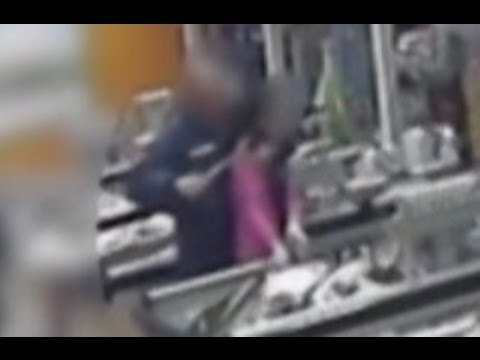 Napoli - Punta il coltello alla gola della cassiera, arrestato rapinatore (21.05.15)