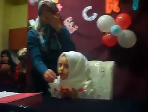 Kur'ân okuyan neslimiz tükenmediği sürece Kur'an'ın Nurunu Söndüremeyecekler ... İnşaAllah.. Bu Minik yavrumuza MaşaAllah demeyi İhmal etmeyelim..