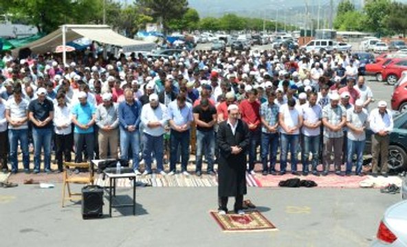 Otomotiv İşçileri Cuma Namazını Birlikte Otoparkta Kıldılar