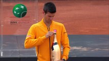 Novak Djokovic se blesse en sabrant le champagne - ZAPPING ACTU HEBDO DU 23/05/2015
