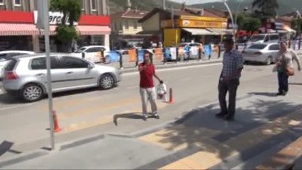 Cadde Üzerindeki Ağaçta Biriken Arılar Yayalara Zor Anlar Yaşattı