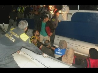 Crotone - Soccorso uno yacht con 148 migranti a bordo (22.05.15)