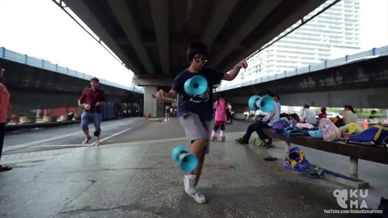 Dynamic Duo Diabolo Freestyle with diabolos