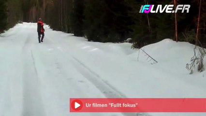 Un homme fait peur à un ours