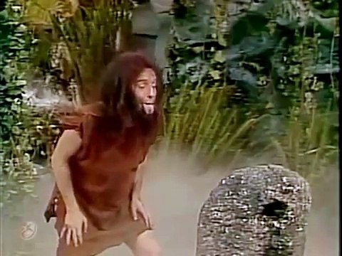 [Trecho] Chapolin conta a historia dos homens das cavernas / Los Cavernícolas 1977 (em espanhol)