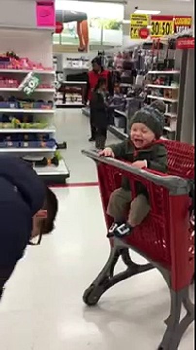 Le rire merveilleux de ce bébé qui joue avec son papa