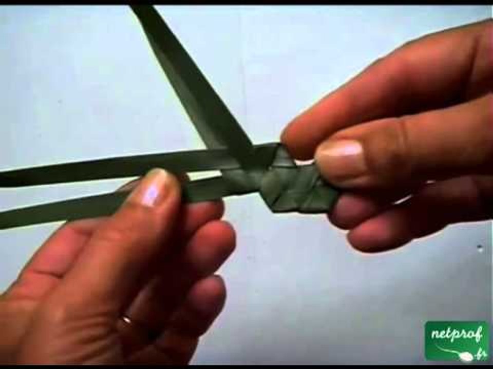 Tresser la feuille de cocotier ou de palmier