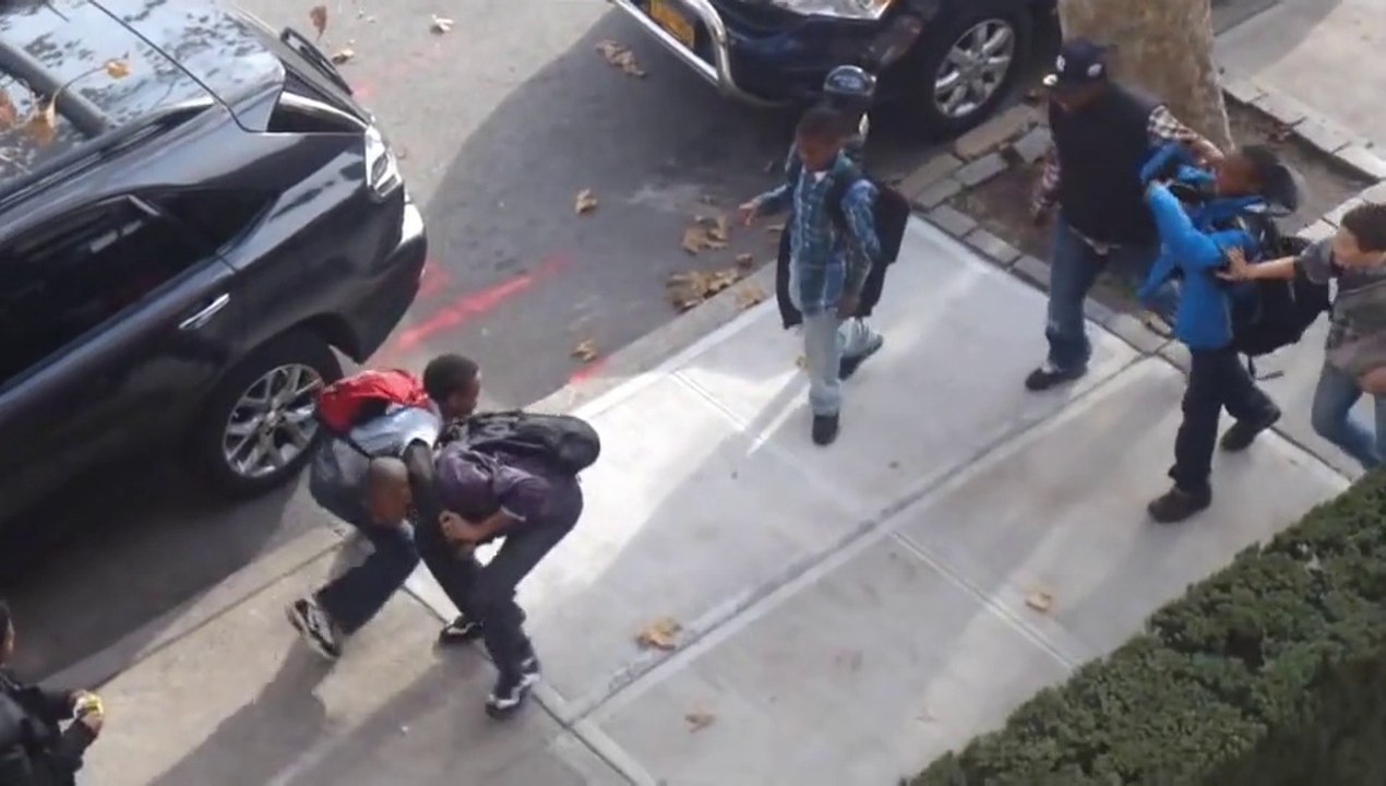 Il hurle sur des gamins pour stopper une bagarre !