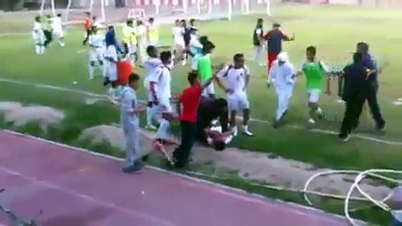 هوشة بين لاعبي ناديين كويتيين "الفحيحيل والكويت" تحت ١٦ سنه