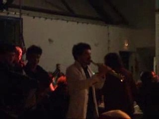 Quine deriere le hublot