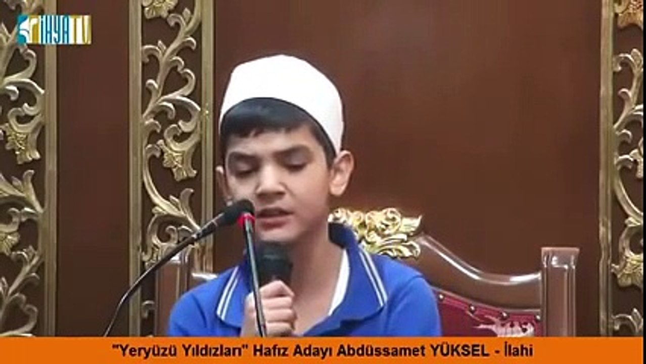 İlahi Söyleyen Küçük Çocuk - Müthiş Ses!