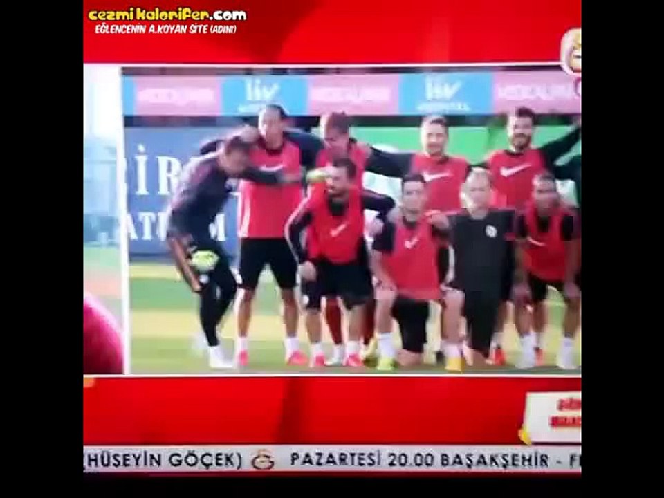 Fotoğraf Çekiminde Bile Kurtarış Yapan Muslera