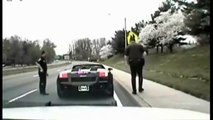الشرطة الأمريكية توقف سيارة 