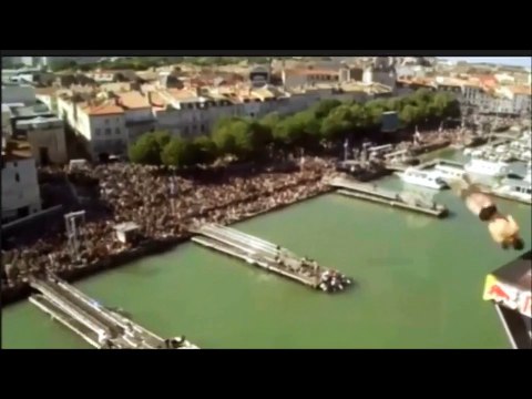 That fear in La Rochelle! Steven LoBue dips and strikes the head