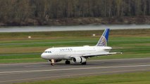 United Airlines Airbus A319-132 [N833UA] landing in PDX
