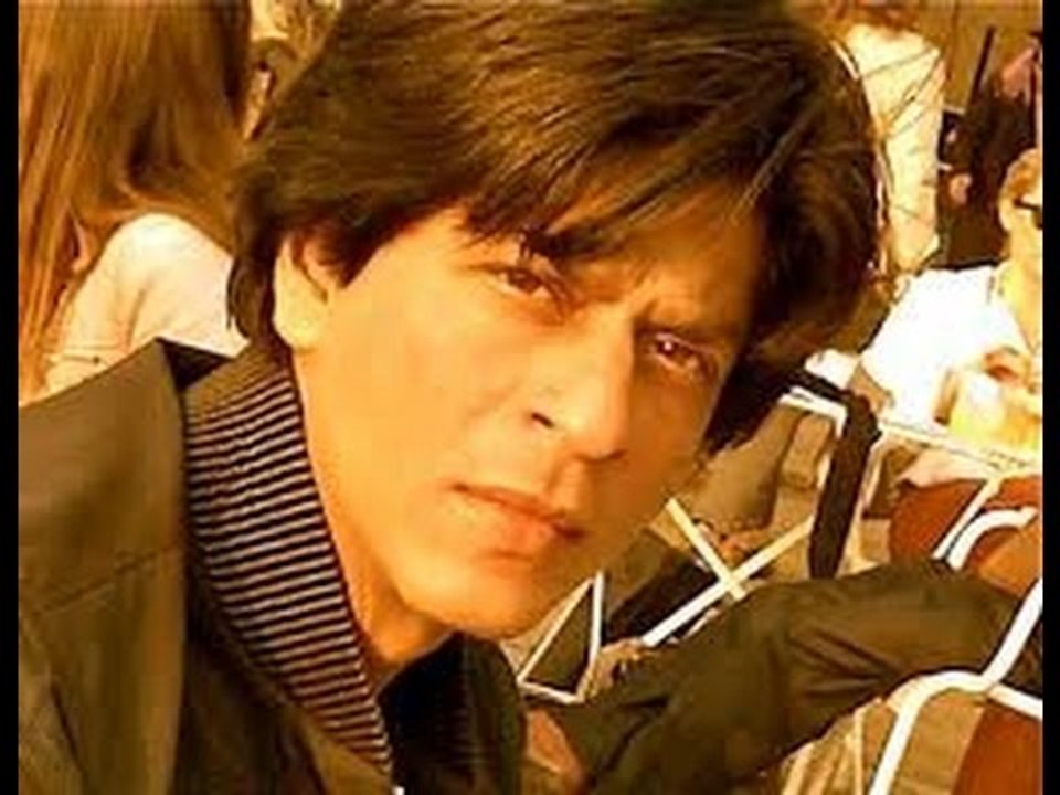 SRK Becomes the first Indian to use Twitter Vid...