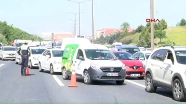 Tem'de Hafriyat Kamyonu Devrildi; Trafik Felç
