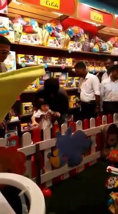 Watch a glimpse of SRK and Abram's Day Out! Hashtag Fever