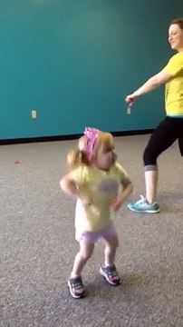 Une petite fille malade danse la Zumba