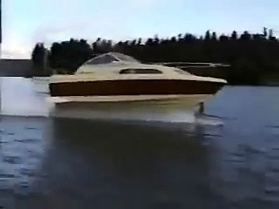 HYDROFOIL -- Harry Larsen's flying Bayliner.  Ray Vellinga video