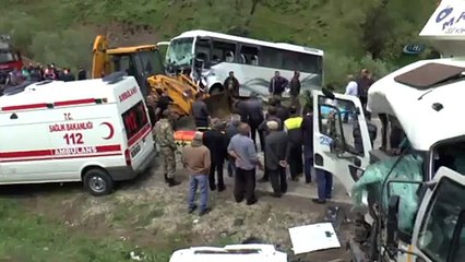 Midibüs kamyonla çarpıştı: 2 ölü, 21 yaralı