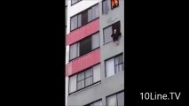 Bir itfaiyecinin 10. katta intihar girişiminde bulunan kadını kurtarışı.
