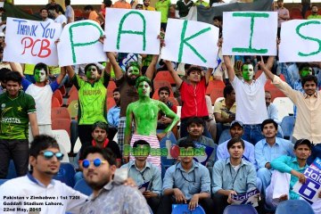 Crazy Pakistanis Fans Singing their Melodious National Song - Proud Moment