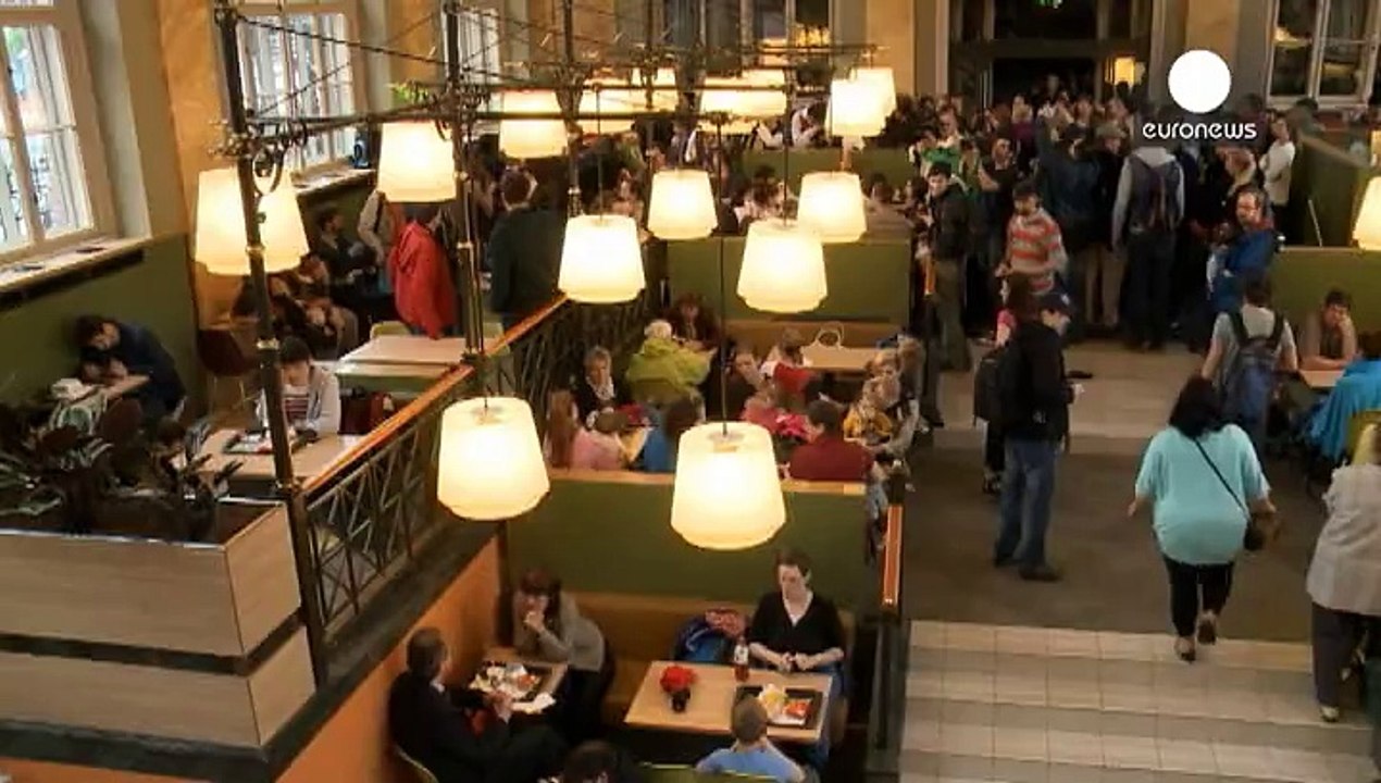 Massen-Stillen in Fast-Food-Restaurant in Budapest