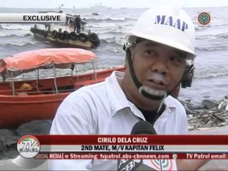 Video herunterladen: Rescue boat runs aground off Manila Bay amid strong waves