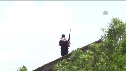 Eli Silahlı Şüpheli Polislere Direndi