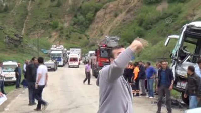 Otobüs ile Kamyon Çarpıştı: 2 Ölü, 31 Yaralı