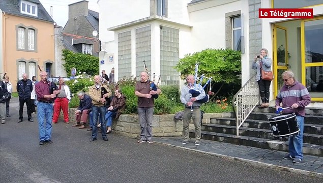 Camaret-sur-Mer (29). Les anciens du bagad de Lann Bihoué toujours verts