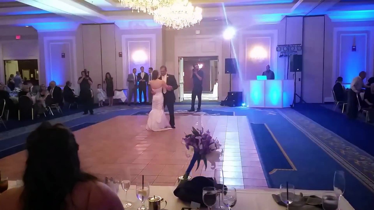 Une mariée joue au baseball pendant la première danse avec son père