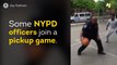 Un policier joue au basket avec des enfants à New-York!