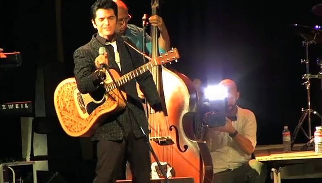Dean Z sings 'Blue Suede Shoes' Elvis Week 2008