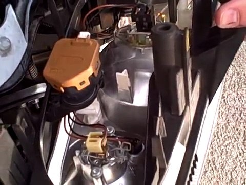 changing headlamp bulb on a ford focus cmax (high quality)