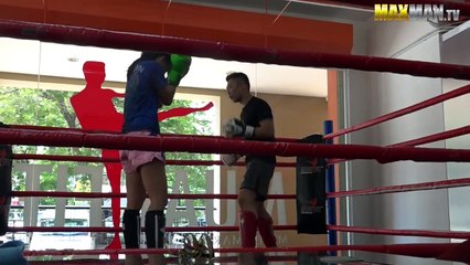 Une pro de Muay-thaï joue la débutante