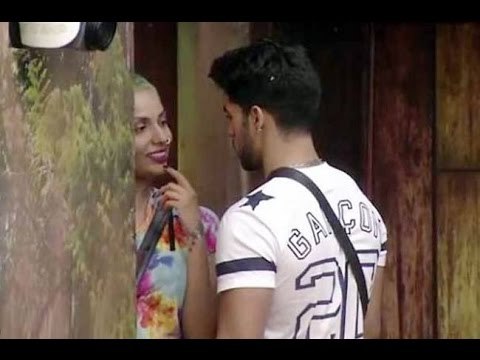 Bigg Boss 8: Diandra & Gautam Lock Themselves in the Bathroom - BT