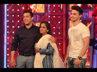 Download Video: Arpita Khan-Aayush Sharma Visit Salman On The Sets Of Bigg Boss 8 - BT