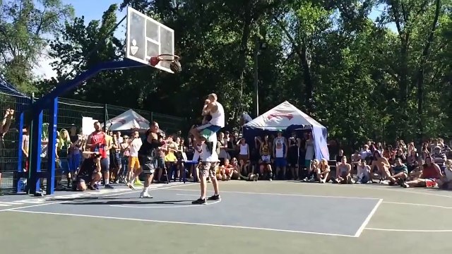 Kroha passe un rider par-dessus deux personnes l'une sur l'autre