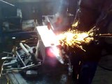 Forge-welding a chainlink; wellen van een schakel